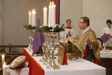 Maundy perşembe kutlaması. Ayin var. Roma Katolik Kilisesi. Fransa. 