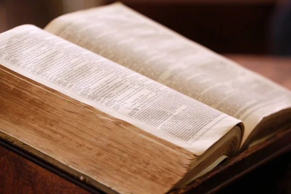 Stara Biblia Angielsku Kościół Protestancki Genewa Szwajcaria — Zdjęcie stockowe