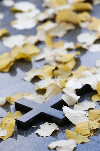 Cross Tombstone Dead Leaves — стоковое фото