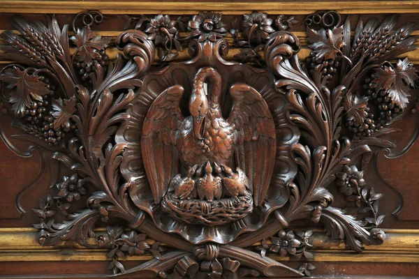 Aziz Sulpice Kilisesi. Pelikan 'ın Sembolizmi. Anne pelikan küçük pelikanlarını besliyor. Fransa. 