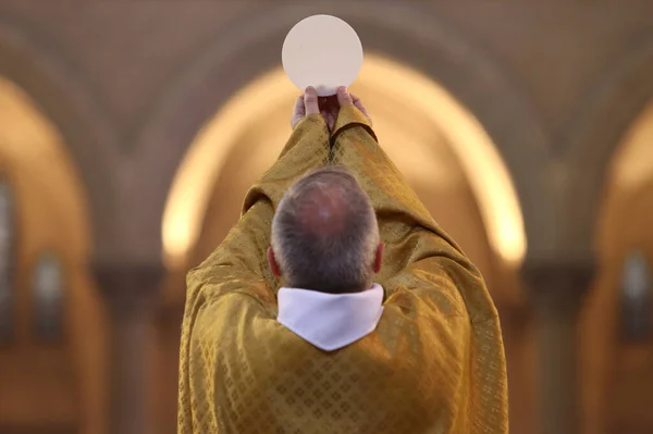 Eucharistic Celebration Priest Raising Host France — Stockfoto