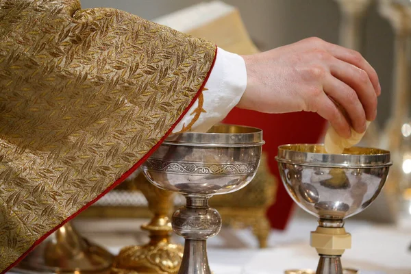 Ayin var. Ev sahibi. Roma Katolik Kilisesi. Fransa. 