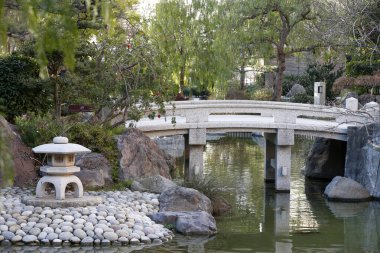 Japon bahçesi. Göl. Zen Budizmi. 