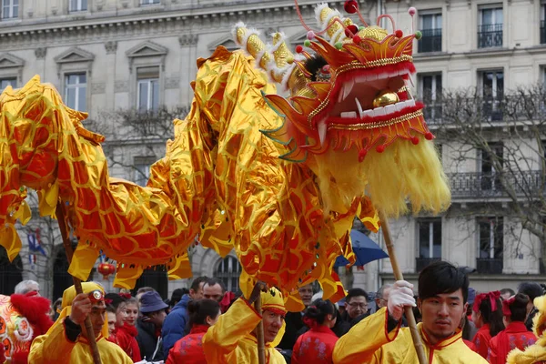 Çin Yeni Yılı. Ejderha dansı. Fransa. 