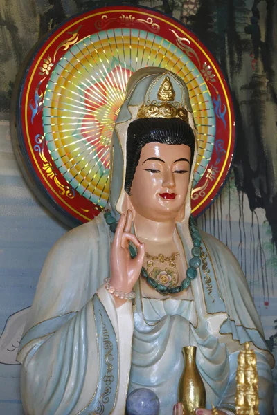 Tu An Budist tapınağı. Quan Am merhamet tanrıçası ya da merhamet tanrıçası. Fransa. 