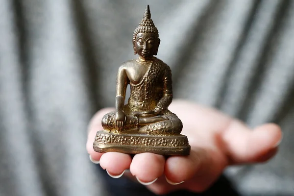 Mano Que Lleva Una Estatua Buda Budismo Francia —  Fotos de Stock