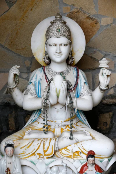 Tinh Tam tapınağı. Budist Heykeli. Fransa. 