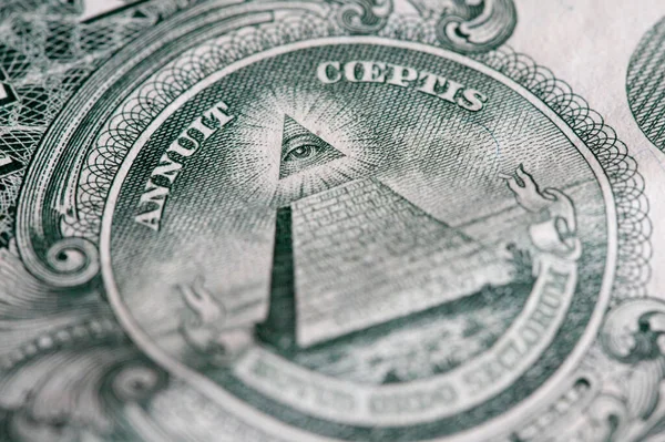 Birleşik Devletler 'in 13 basamaklı bir piramidi ve Tanrı' nın Gözü 'nü tasvir eden bir dolarlık banknotunun tersi. Paris mi? Fransa. 