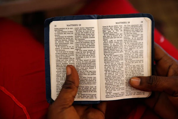 Διαβάζω Βίβλο Ρωμαιοκαθολική Εκκλησία Κονγκό — Φωτογραφία Αρχείου