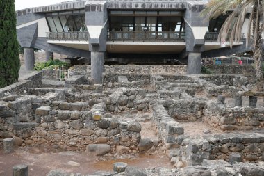 Aziz Peter 'ın kalıntılarının üzerinde bulunan sekizgen kilise. İsrail. 