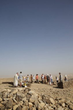 Kutsal Topraklar 'daki hac yolculuğu. Yahudi çölünde Katolik ayini. İsrail. 
