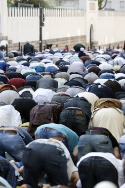 Müslümanlar Paris Büyük Camii 'nin önünde Ad El Fitr festivali Fransa' da dua ediyorlar.. 