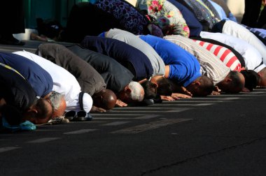 Müslümanlar Paris Büyük Camii 'nin önünde Ad El Fitr festivalinde dua ediyorlar. Fransa. 