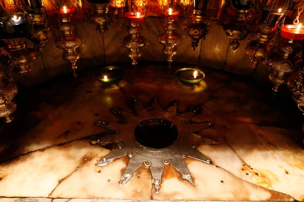 14個のランプに照らされた銀の星は キリスト降誕の洞窟でイエスの誕生をマークします キリスト降誕の大聖堂 イスラエル — ストック写真