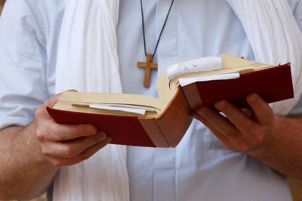 Sacerdote Lendo Bíblia Igreja Católica Romana Israel — Fotografia de Stock