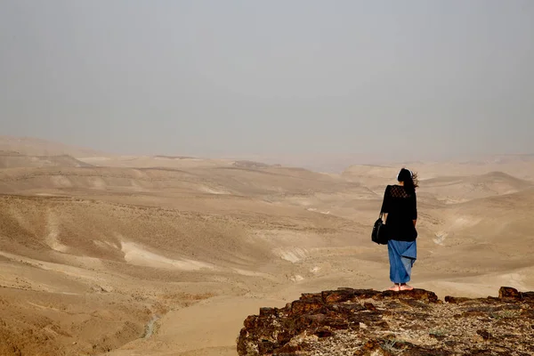 Pilgrimage Holy Land Woman Praying Judean Desert Israel — Stockfoto