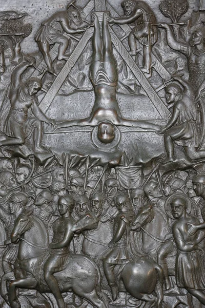 Kruisiging Van Sint Pieter Detail Van Een Portaal Voordeur Van — Stockfoto