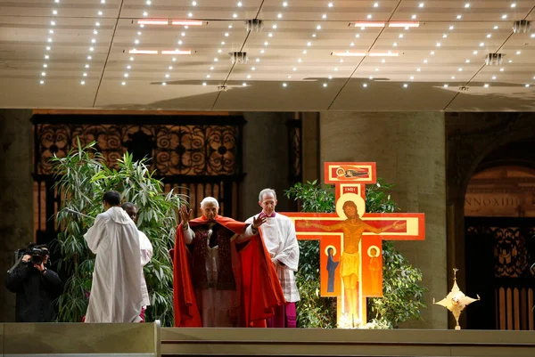 Pope Benedict Xvi Celebrates Prayer Pilgrims Taize Peter Square Italy — Fotografia de Stock