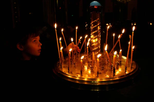 Καθεδρικός Ναός Καζάν Ορθόδοξο Παιδί Ανάβει Κεριά Αγία Πετρούπολη Ρωσία — Φωτογραφία Αρχείου