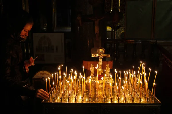 Καθεδρικός Ναός Καζάν Ορθόδοξη Γυναίκα Ανάβει Κεριά Αγία Πετρούπολη Ρωσία — Φωτογραφία Αρχείου