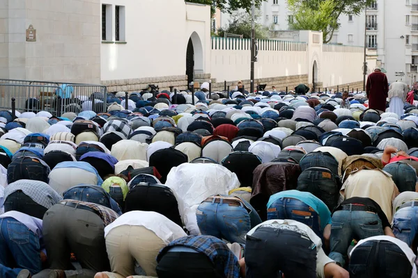 Мусульмане Молятся Пределами Великой Мечети Парижа Фестивале Fitr France — стоковое фото