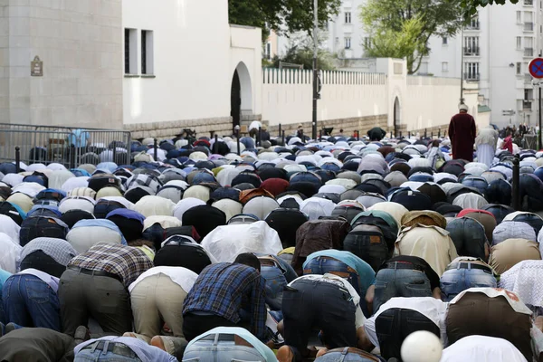 Мусульмане Молятся Пределами Великой Мечети Парижа Фестивале Fitr France — стоковое фото