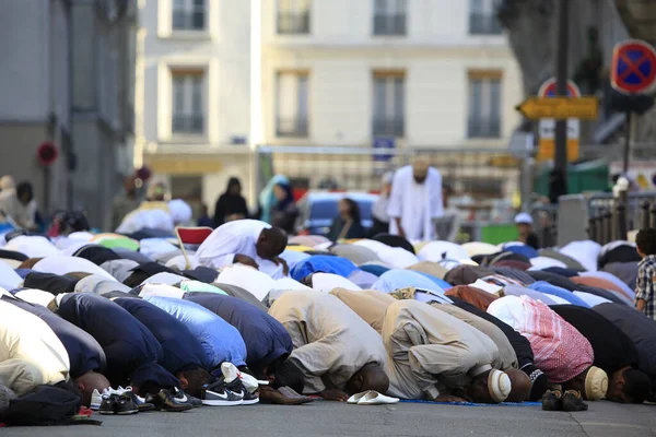 Müslümanlar Paris Büyük Camii Nin Önünde Fitr Festivalinde Dua Ediyorlar — Stok fotoğraf