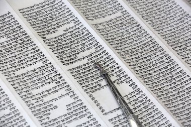 İşaretli Yahudi Torah parşömeni. İbranice 