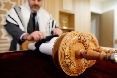 Beth Yaacov Sinagogu. Tevrat parşömeni. Fransa. 