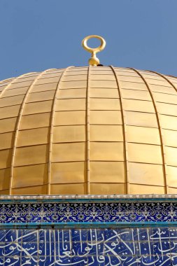 Kudüs 'ün Tapınak Dağı' ndaki Kaya Kubbesi İslam 'ın en kutsal tapınaklarından biridir. İsrail. 