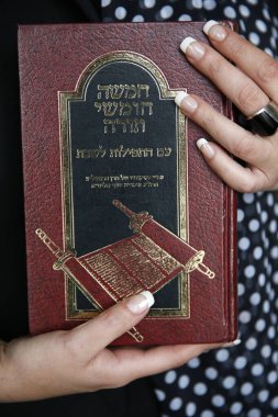 Tevrat okuyan kadın..