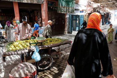 Marakeş Medina 'da bir çarşı. Marakech. Fas. 