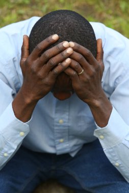 Afrikalı üzgün adam. Ellerinizi kapatın. Fransa. 