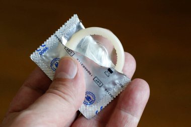 Prezervatif elinde. Cinsellik kavramı