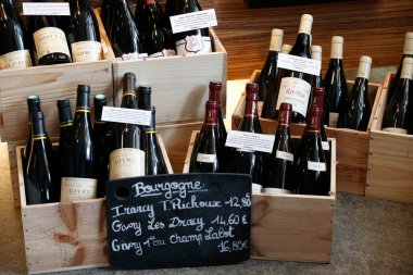 Pazarda satılık Fransız şarabı. Fransa. 