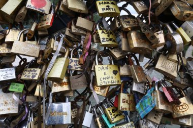 Pont Neuf Köprüsü 'ndeki asma kilitlere bayılırım. Paris mi? Fransa. 