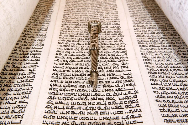 Torah Scroll Yad Torah Pointer France — стокове фото