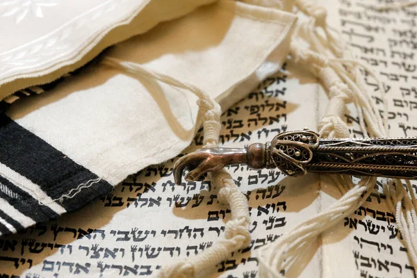 托拉卷轴 托拉指针 和塔利特 犹太祈祷披肩 — 图库照片