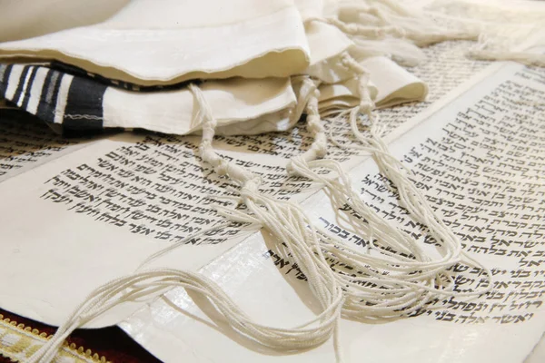 Torah Scroll Tallit Jewish Prayer Shawl France — Stockfoto