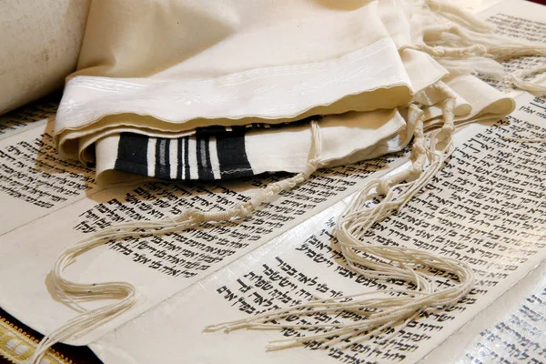 Torah Scroll Tallit Jewish Prayer Shawl Tzittzit Knotted Ritual Fringes — Fotografia de Stock