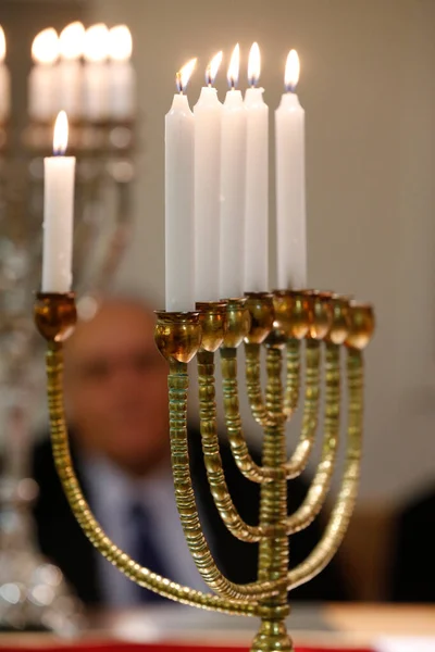 Lighting Hanukkah Candles France — Zdjęcie stockowe
