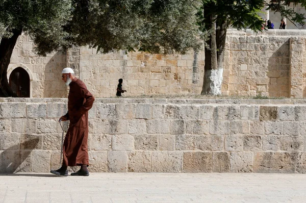 岩のドームの外のイスラム教徒 イスラエル — ストック写真