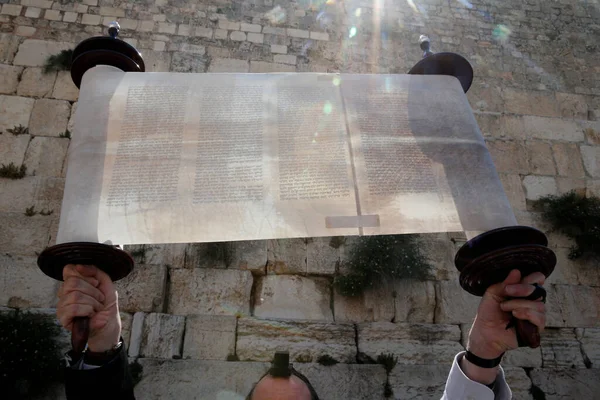 Een Ceremoniële Lezing Van Thora Onder Westelijke Muur Torah Scroll — Stockfoto