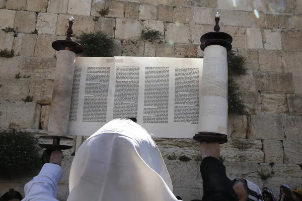 Een Ceremoniële Lezing Van Thora Onder Westelijke Muur Torah Scroll — Stockfoto