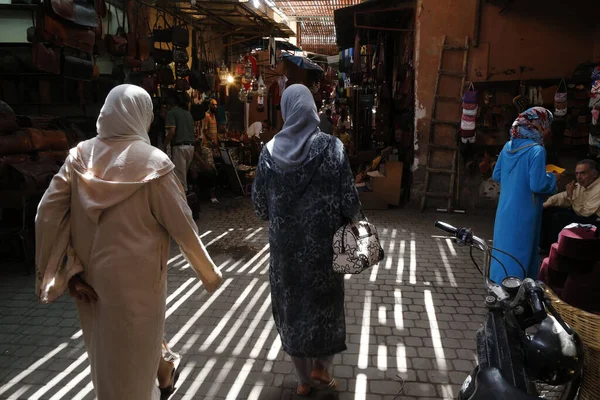 Marakeş Medina 'da bir çarşı. Marakech. Fas. 