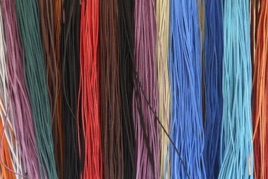 Markette satılık renkli deri iplikler. Fransa. 