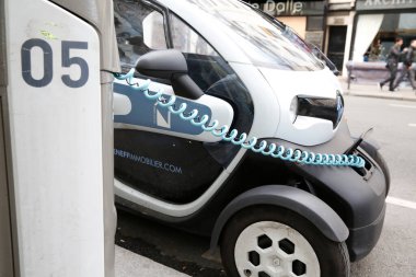 Şarj istasyonu. Elektrikli araba. Seyahat et. Fransa
