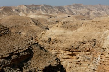 Kutsal topraklara hac yolculuğu. Wadi Qelt vadisinde yürüyen hacılar. İsrail. 