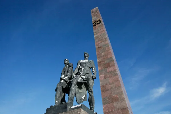 Victory Square War Memorial Bronze Figures Representing Soldiers Who Defended — стоковое фото