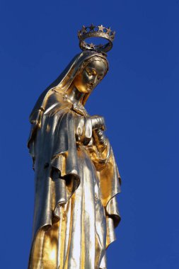 Ars-sur-Fromalılar. Jean-Marie Vianney Tapınağı (The Cure d 'Ars). Altın Bakire Meryem Bazilika 'nın tepesinde. Fransa.